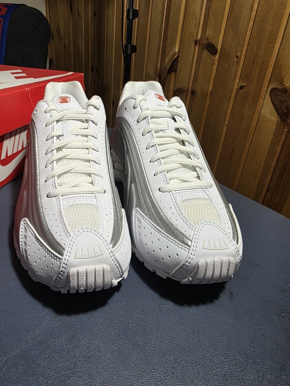 Nike Shox R4 Womens Athletic Sneakers Size 7w.